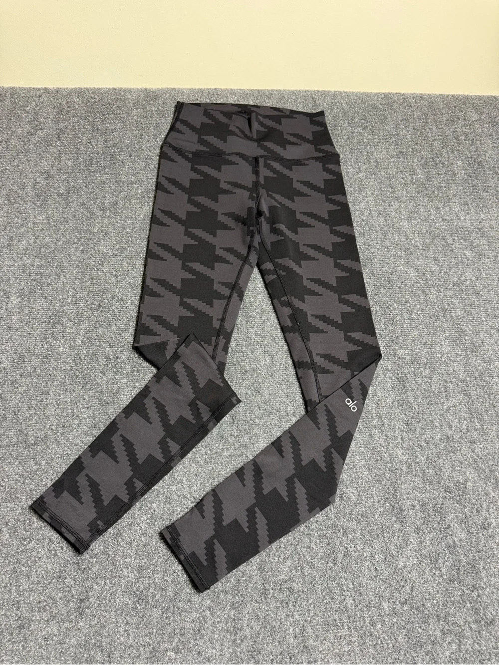 ALO Yoga Black and Charcoal Geometric Leggings
